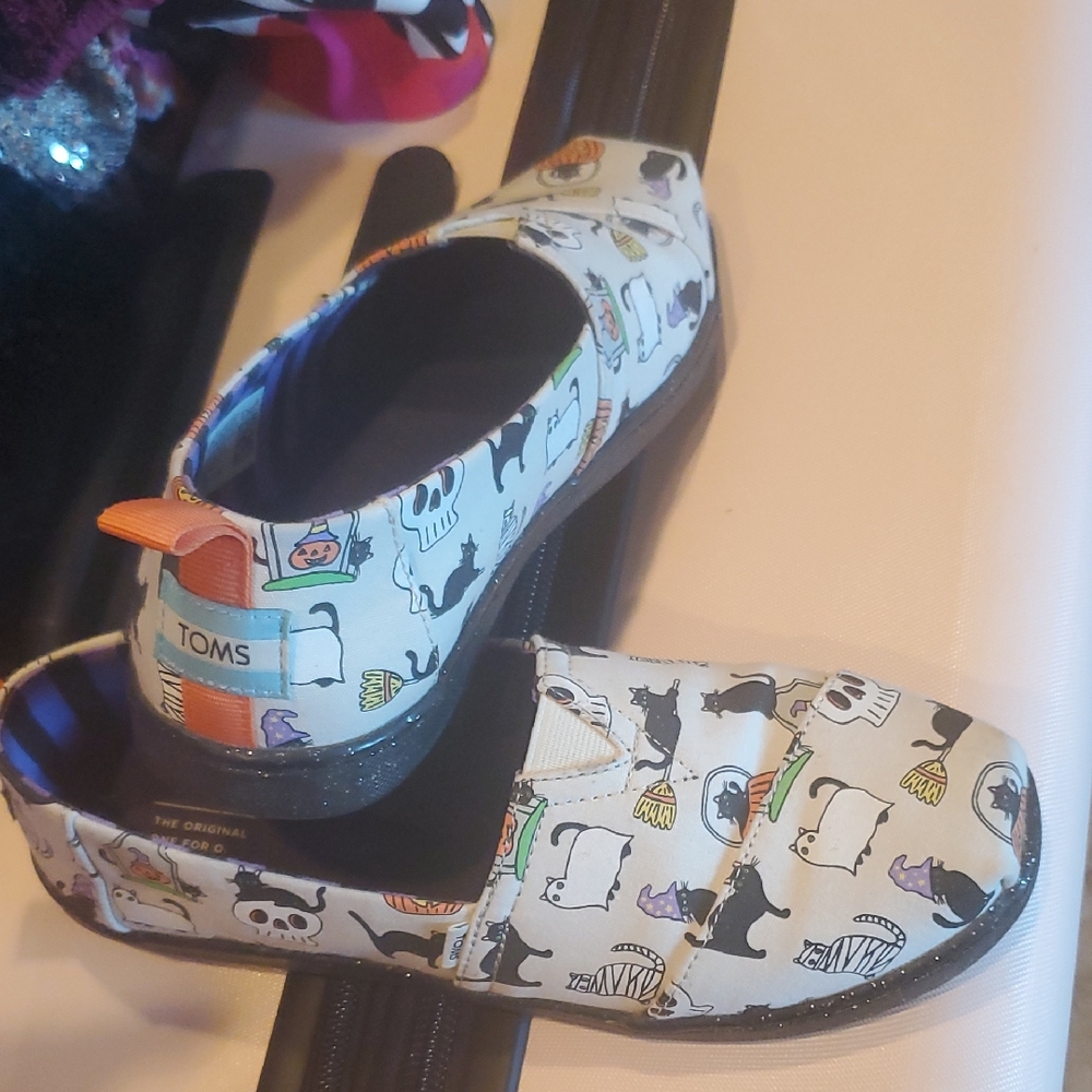 TOMS Kids' Colorful Halloween Pattern Moccasins